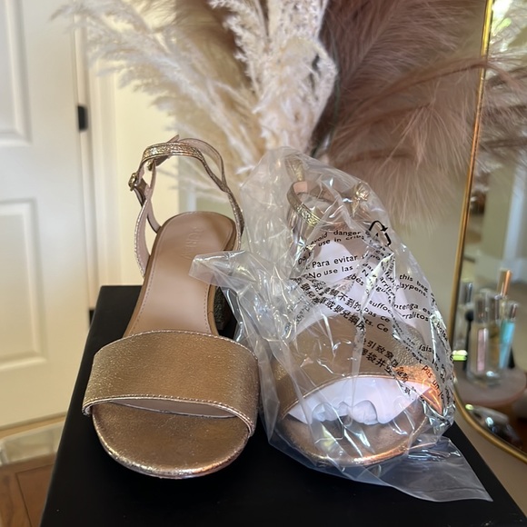 J. Crew - Wide Strap Block heel sandal - metallic gold - size 8.5 - Picture 4 of 6